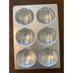 AMSCAN PUMPKIN CUPCAKE MOLDS Never used.‎